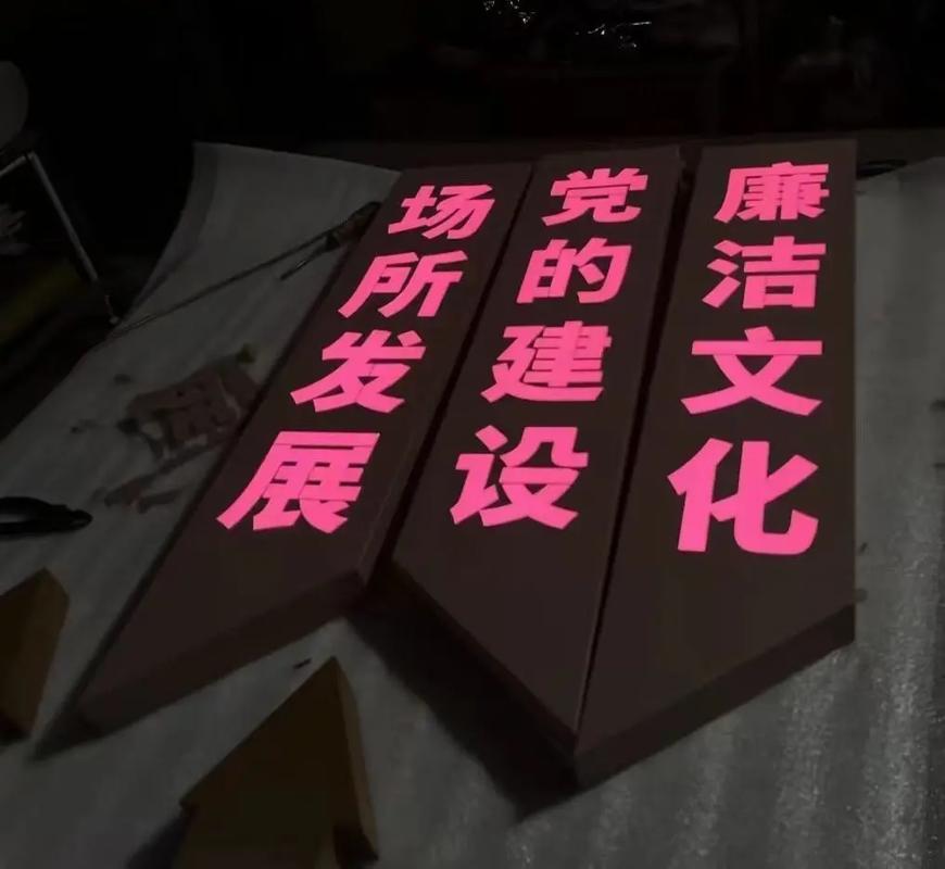 城市光影的魔法师 发光灯箱背后的匠心工艺
